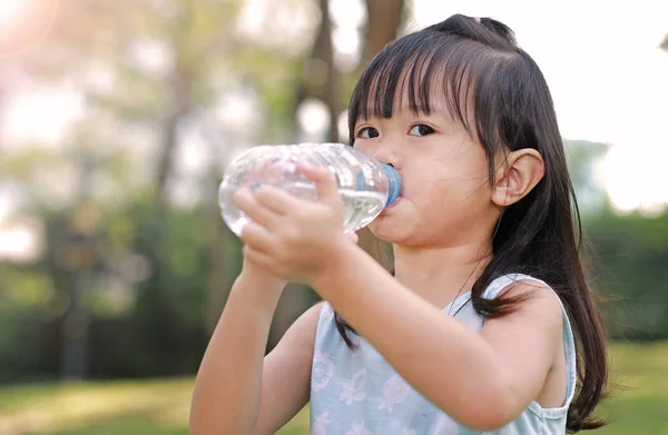 Närbild Liten Flicka Dricksvatten Från Flaska Parken Porträtt Utomhus — Stockfoto