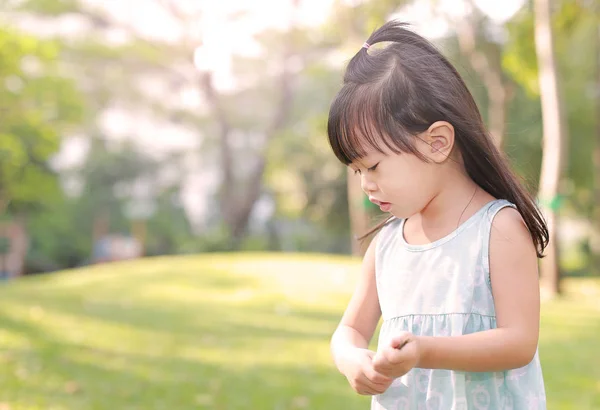 Gadis Kecil Yang Lucu Bermain Gelembung Kebun — Stok Foto