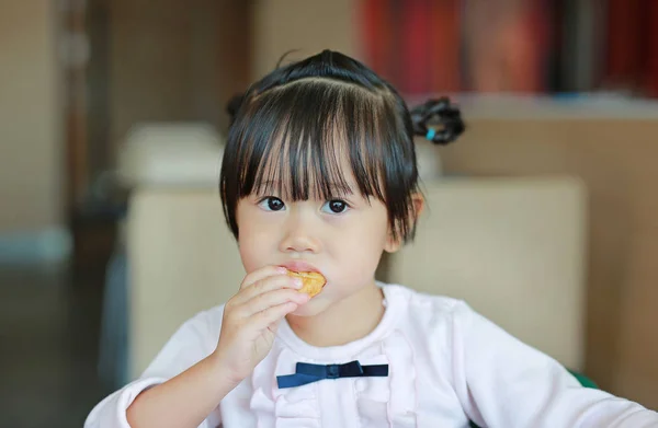 Zbliżenie Azjatycki Dziewczynka Jedzenie Kurczak Smażony Kawiarni — Zdjęcie stockowe