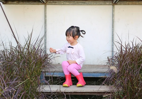 Pequena Menina Agricultor Sentado Relaxar Fazenda — Fotografia de Stock