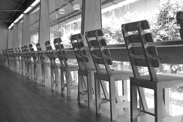 Řada Dřevěných Židlí Místnosti Černé Bílé Tón — Stock fotografie