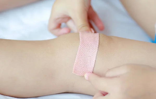 Primer Plano Herida Del Vendaje Del Niño Rodilla Por Mismo — Foto de Stock