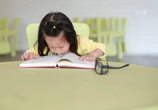 영리한 안경을 방에서 — 스톡 사진