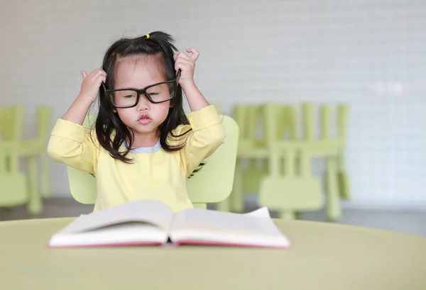 Slim Kind Meisje Met Bril Lezen Van Een Boek Kinderkamer — Stockfoto