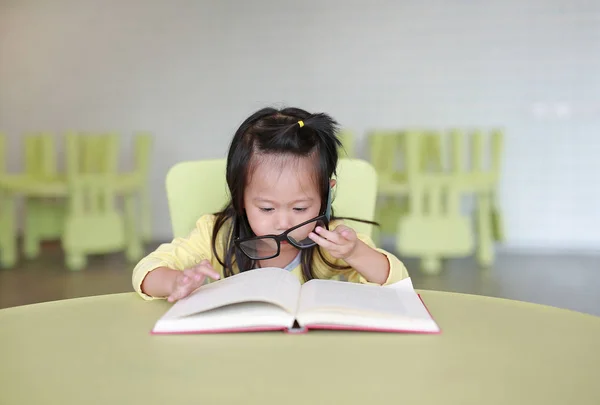 Niña Inteligente Con Gafas Pretende Leer Libro Habitación Los Niños —  Fotos de Stock