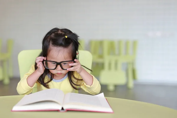 Gadis Kecil Yang Pintar Memakai Kacamata Berniat Membaca Buku Ruang — Stok Foto