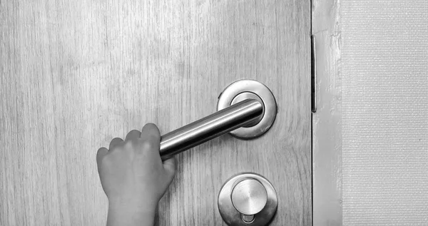 Kleines Kind Versucht Verschlossene Tür Öffnen Kleine Kinderhand Türgriff Schwarz — Stockfoto
