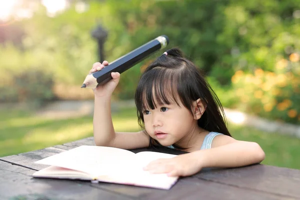 Meisje Kind Schrijven Tafel Tuin Onderwijs Concept — Stockfoto