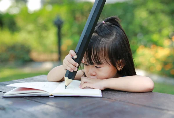 Bambina Che Scrive Sul Tavolo Giardino Concetto Educazione — Foto Stock