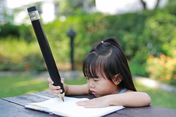 Μικρό Παιδί Κορίτσι Γράφοντας Στον Πίνακα Στην Έννοια Κήπου Εκπαίδευση — Φωτογραφία Αρχείου