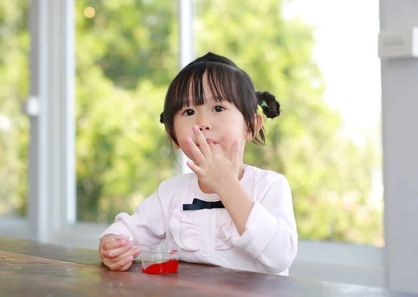 Παιδί Κορίτσι Γλείφει Δάχτυλά Της — Φωτογραφία Αρχείου
