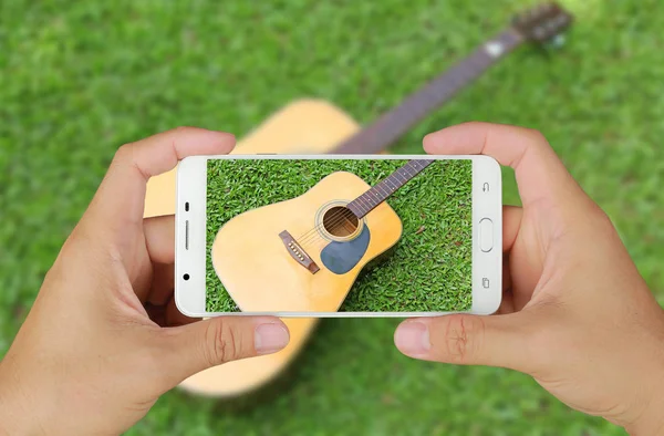 Ile Smartphone Yeşil Çimenlerin Üzerinde Gitar Resim Çekmek — Stok fotoğraf