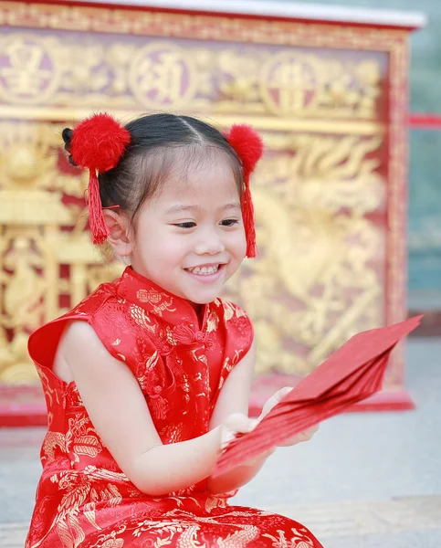 Szczęśliwa Dziewczynka Azjatyckich Otrzymał Czerwoną Kopertę Celebracja Chiński Nowy Rok — Zdjęcie stockowe