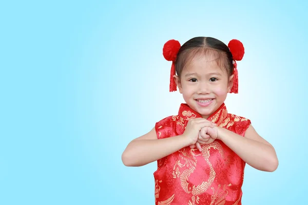 Menina Asiática Pequena Feliz Vestindo Cheongsam Vermelho Com Celebração Gesto — Fotografia de Stock