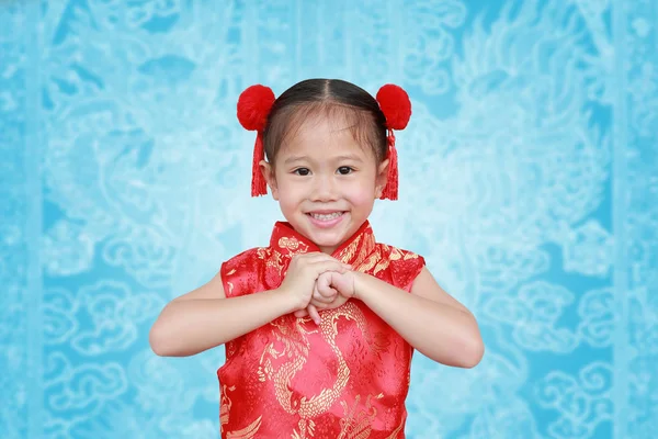 Sorrindo Pouco Asiático Menina Cheongsam Respeitando Tradicional Chinês Ano Novo — Fotografia de Stock
