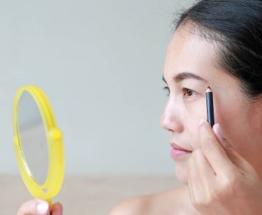 Kaş düzeltmesi. Uzun kirpikli gülümseyen model için kaş düzeltme prosedürü