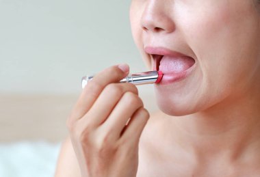 Ruj uygulama güzel kadın portresi. Güzellik kavramı.