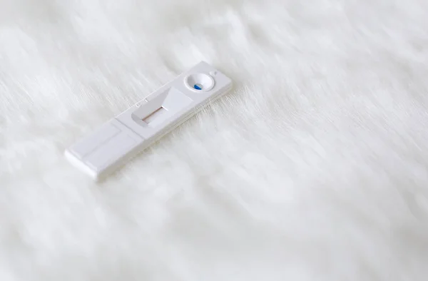 Prueba Embarazo Sobre Fondo Piel Blanca Artificial — Foto de Stock