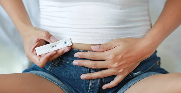 Mulher Segurando Teste Gravidez Positivo Sua Barriga — Fotografia de Stock