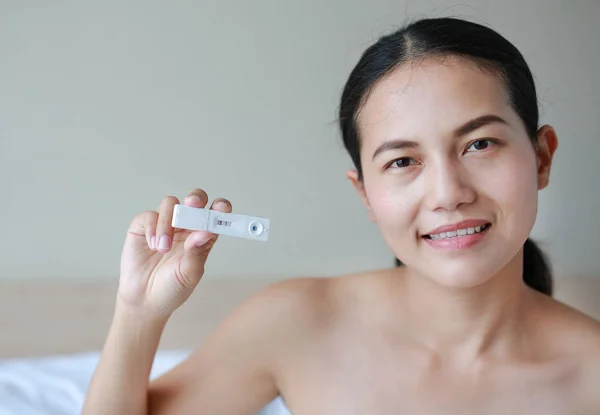 Vrolijke Vrouw Met Positieve Zwangerschap Weergegeven Het Test Apparaat — Stockfoto