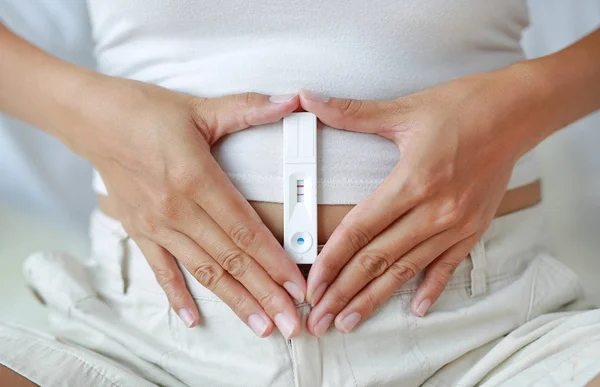 Mulher Segurando Teste Gravidez Positivo Sua Barriga — Fotografia de Stock