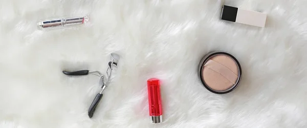 Kosmetyki Makijażu Różnych Tle Biały Futro Sztuczne — Zdjęcie stockowe
