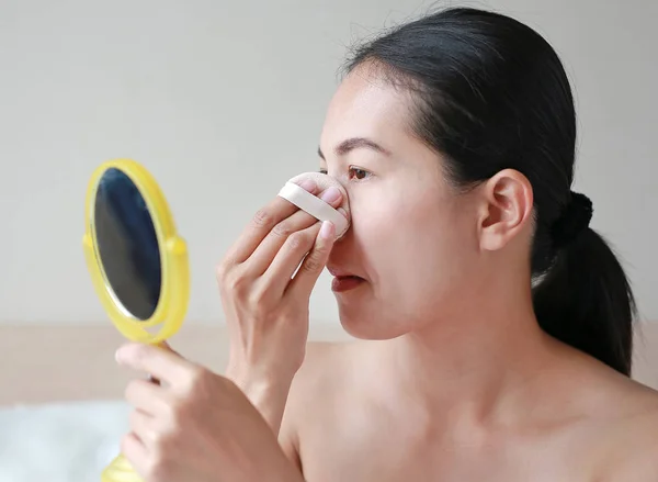 Skönhet Asiatisk Kvinna Tillämpa Makeup Med Svamp Powder Puff Kvinna — Stockfoto