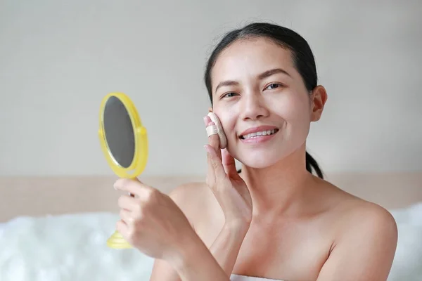 Beleza Mulher Asiática Aplicando Maquiagem Com Esponja Puff Mulher Compõem — Fotografia de Stock