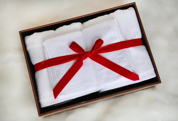Білий Рушник Подарунок Шкіряній Коробці Штучному Фоні Хутра — стокове фото