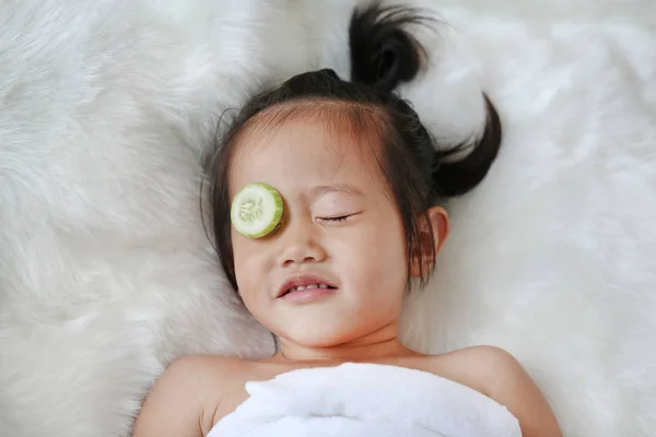Aranyos Kis Gyermek Lány Egy Szelet Uborka Szem Koncepció Bőrápolás — Stock Fotó