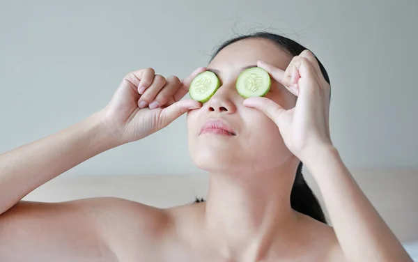 Retrato Una Joven Mujer Hermosa Sosteniendo Rodajas Pepino Sus Ojos — Foto de Stock