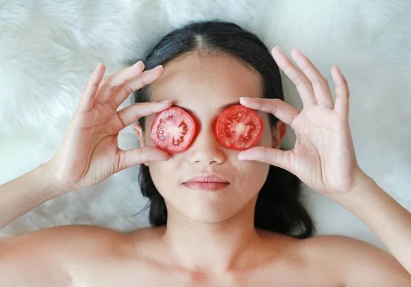 Mujer Joven Sosteniendo Rodajas Tomate Ojo Concepto Para Cuidado Piel — Foto de Stock