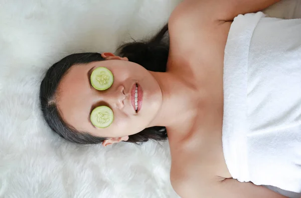 Young Woman Slice Cucumber Her Eye Concept Skin Care — Stock Photo, Image