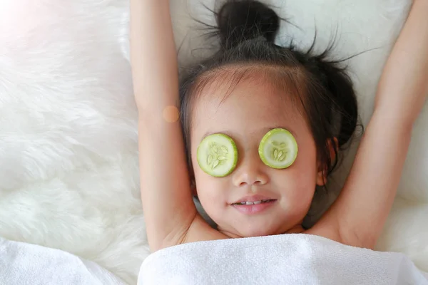 Мила Маленька Дівчинка Шматочком Огірка Очах Концепція Догляду Шкірою — стокове фото