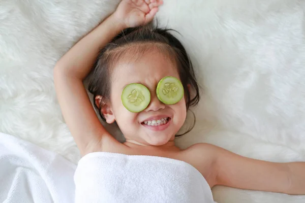 Schattig Klein Kind Meisje Met Een Schijfje Komkommer Haar Oog — Stockfoto