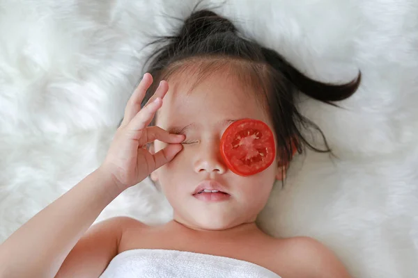 Menina Bonito Com Uma Fatia Tomate Olho Conceito Para Cuidados — Fotografia de Stock
