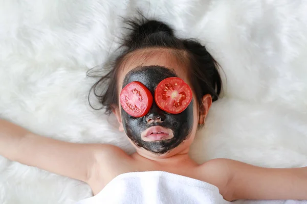 Dziecko Dziewczynka Węglu Peeling Maseczka Twarzy Plasterkiem Pomidora Oku Koncepcja — Zdjęcie stockowe