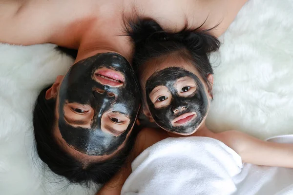 Ung Kvinna Och Barn Flicka Kol Peeling Ansiktsmask Skönhet Koncept — Stockfoto