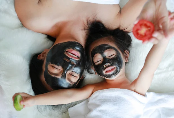 Ung Kvinna Och Barn Flicka Kol Peeling Ansiktsmask Håller Tomat — Stockfoto