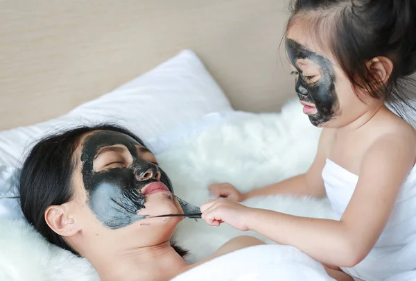 Young Woman Child Girl Coal Peeling Face Mask Beauty Concept — Stock Photo, Image
