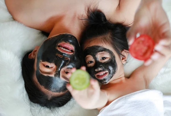 Junge Frau Und Kind Kohlepeelender Gesichtsmaske Mit Tomaten Und Gurkenscheiben — Stockfoto