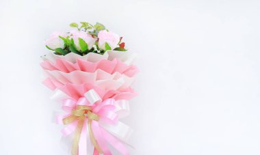 Beyaz arka plan üzerinde kopya alanı ile yapay pembe gül buketi.