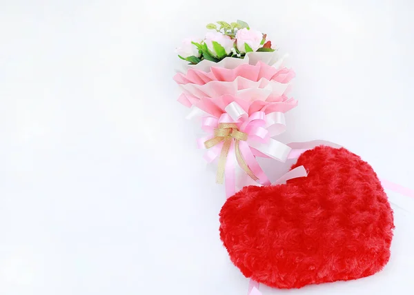 Ramo Rosas Rosadas Artificiales Con Almohada Corazón Rojo Aislado Sobre — Foto de Stock