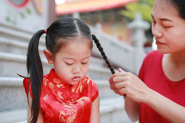 Portret Matki Wiązanie Włosów Jej Córka Dwa Wiązanej Ponytails Włosy — Zdjęcie stockowe