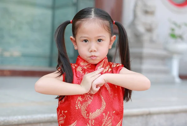 Azjatycki Dziecko Dziewczyna Ubrana Czerwony Cheongsam Pozdrowieniami Celebracja Gest Dla — Zdjęcie stockowe