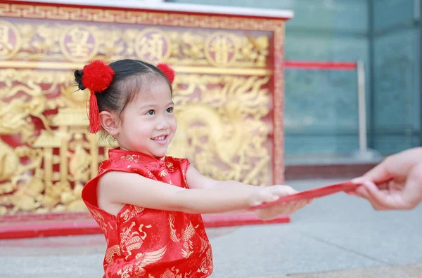 Gelukkig Aziatische Meisje Kreeg Een Rode Envelop Chinees Nieuwjaar Viering — Stockfoto