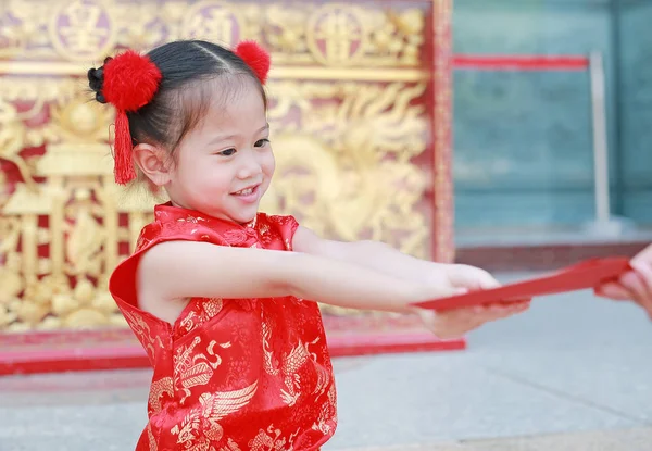 Gelukkig Aziatische Meisje Kreeg Een Rode Envelop Chinees Nieuwjaar Viering — Stockfoto