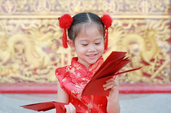 Feliz Niña Asiática Sosteniendo Muchos Sobres Rojos Celebración Del Año —  Fotos de Stock