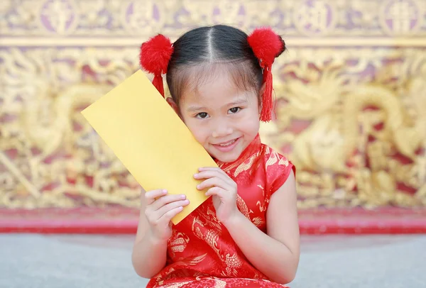 Zadowolony Chińczyk Nowy Rok Festiwal Uśmiechający Się Trochę Azjatyckiej Dziewczynka — Zdjęcie stockowe