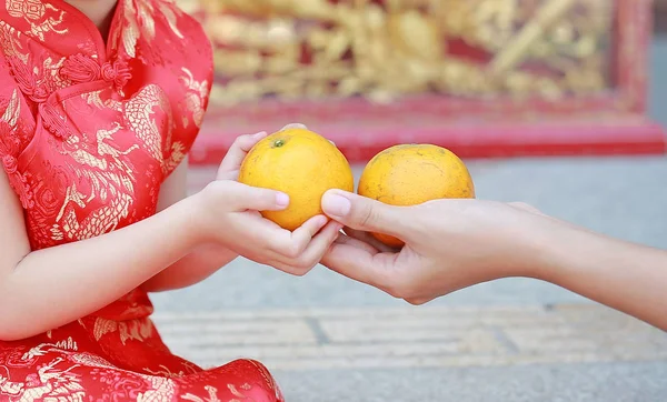 Asiático Niño Chica Tradicional Chino Vestido Con Celebración Sagrado Naranja —  Fotos de Stock